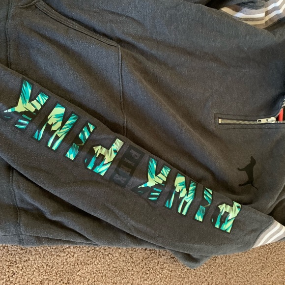 Pink VS sweatshirt - Picture 3 of 4